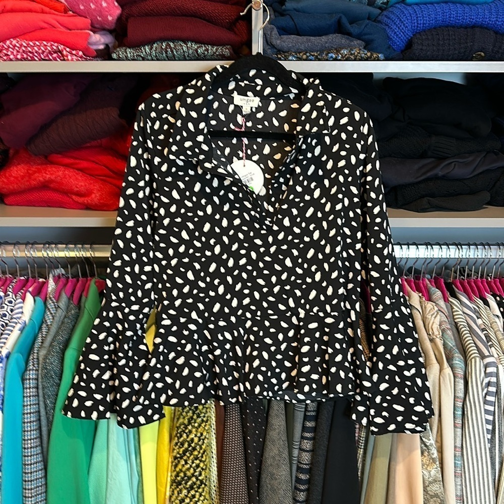 Umgee black with white spots long bell sleeves v neck blouse size S NWT